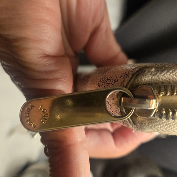 Louis Vuitton Damier Azur Pattern Canvas Zippy Wallet - Neutral - Picture 12 of 15